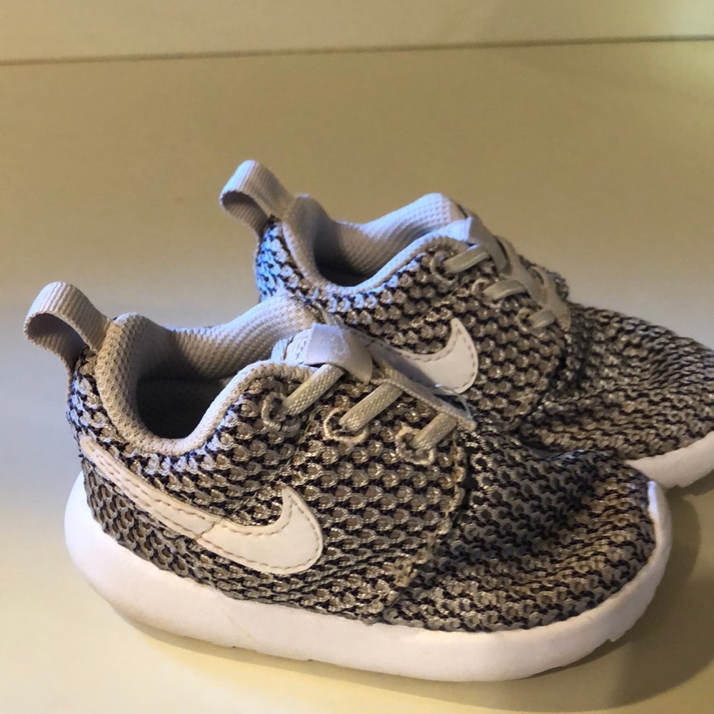 Unisex Nike slip on tennis shoes size 5